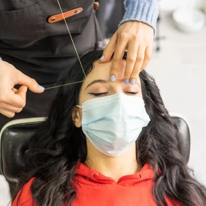 Depilación de cejas con hilo orgánico